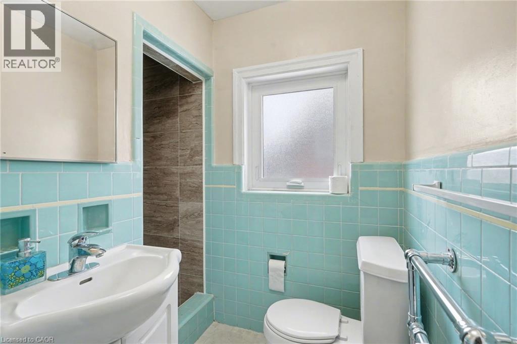 218 Weber Street E, Kitchener, ON - Indoor Photo Showing Bathroom