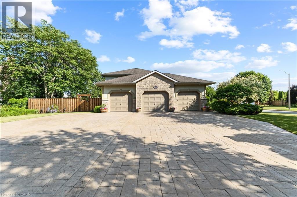 2.5 car garage with additional parking on stamped concrete for up to 12 cars - 7775 St. Augustine Crescent, Niagara Falls, ON - Outdoor
