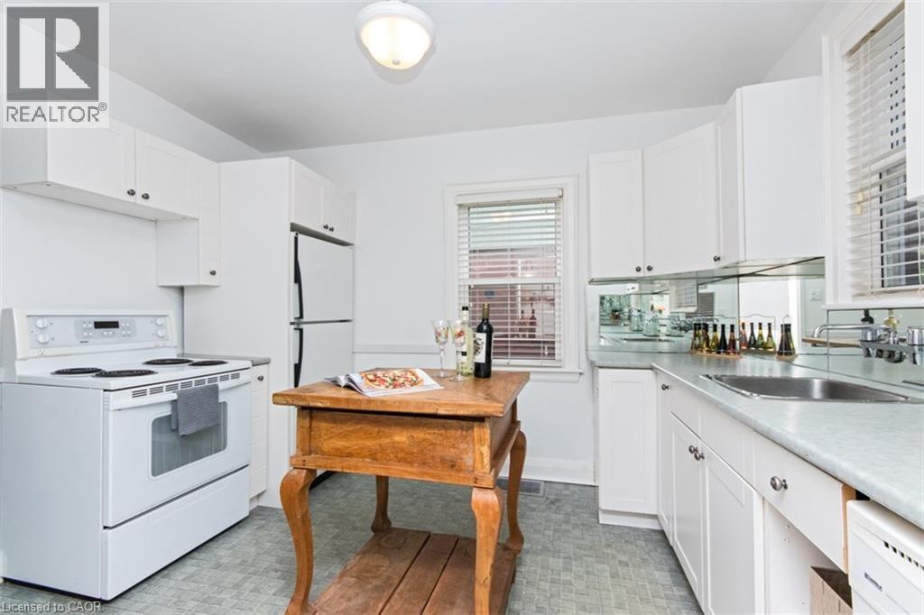 19 Gilmour Place, Hamilton, ON - Indoor Photo Showing Kitchen