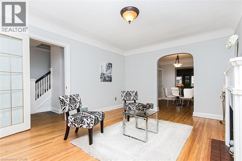 19 Gilmour Place, Hamilton, ON - Indoor Photo Showing Living Room