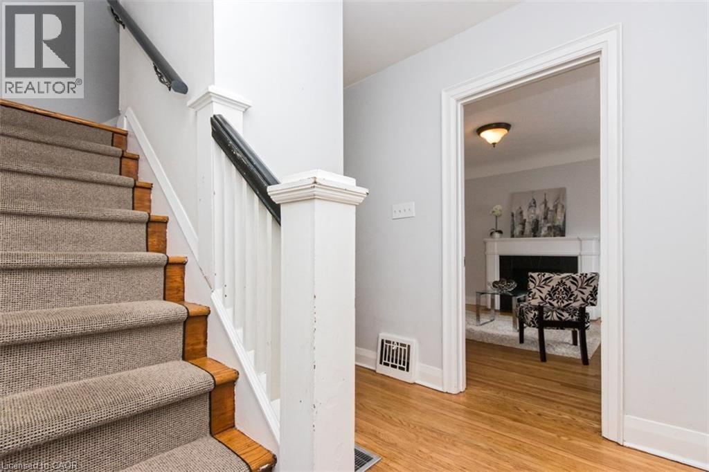 19 Gilmour Place, Hamilton, ON - Indoor Photo Showing Other Room