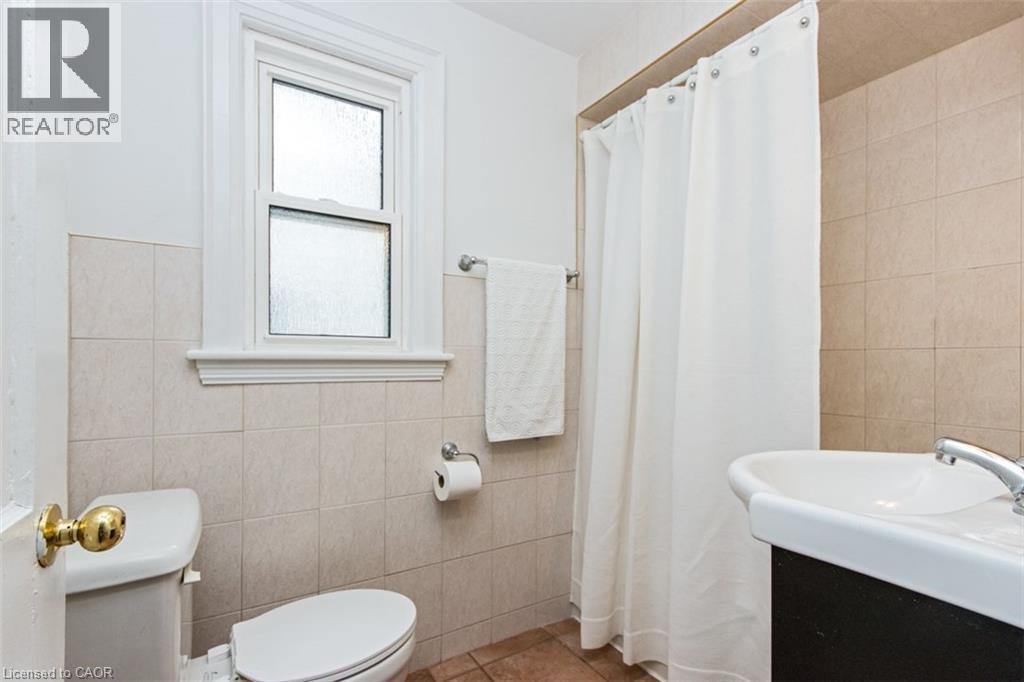 19 Gilmour Place, Hamilton, ON - Indoor Photo Showing Bathroom