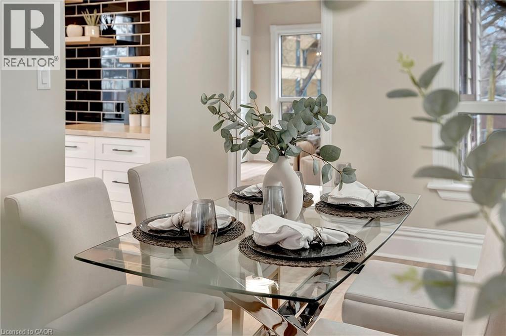 142 Sanford Avenue N, Hamilton, ON - Indoor Photo Showing Dining Room