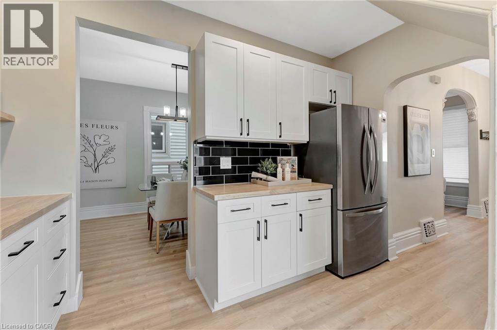 142 Sanford Avenue N, Hamilton, ON - Indoor Photo Showing Kitchen