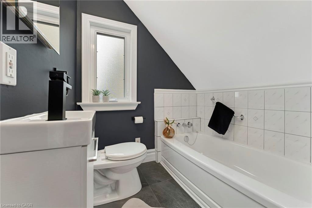 142 Sanford Avenue N, Hamilton, ON - Indoor Photo Showing Bathroom
