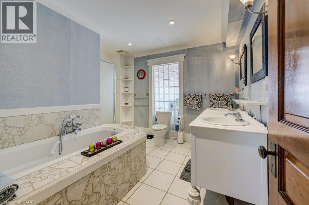 207 Hedley Street, Cambridge, ON - Indoor Photo Showing Bathroom