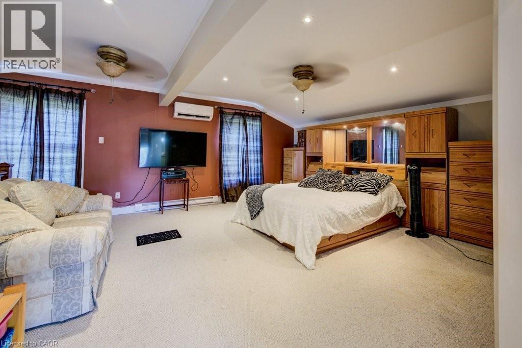 207 Hedley Street, Cambridge, ON - Indoor Photo Showing Bedroom
