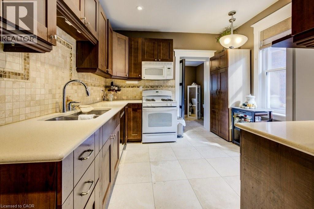 207 Hedley Street, Cambridge, ON - Indoor Photo Showing Kitchen With Double Sink