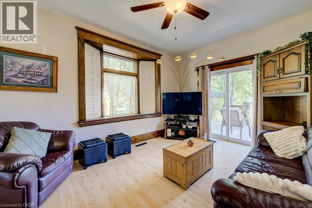 207 Hedley Street, Cambridge, ON - Indoor Photo Showing Living Room