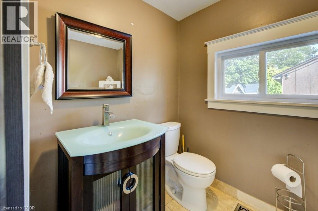 207 Hedley Street, Cambridge, ON - Indoor Photo Showing Bathroom