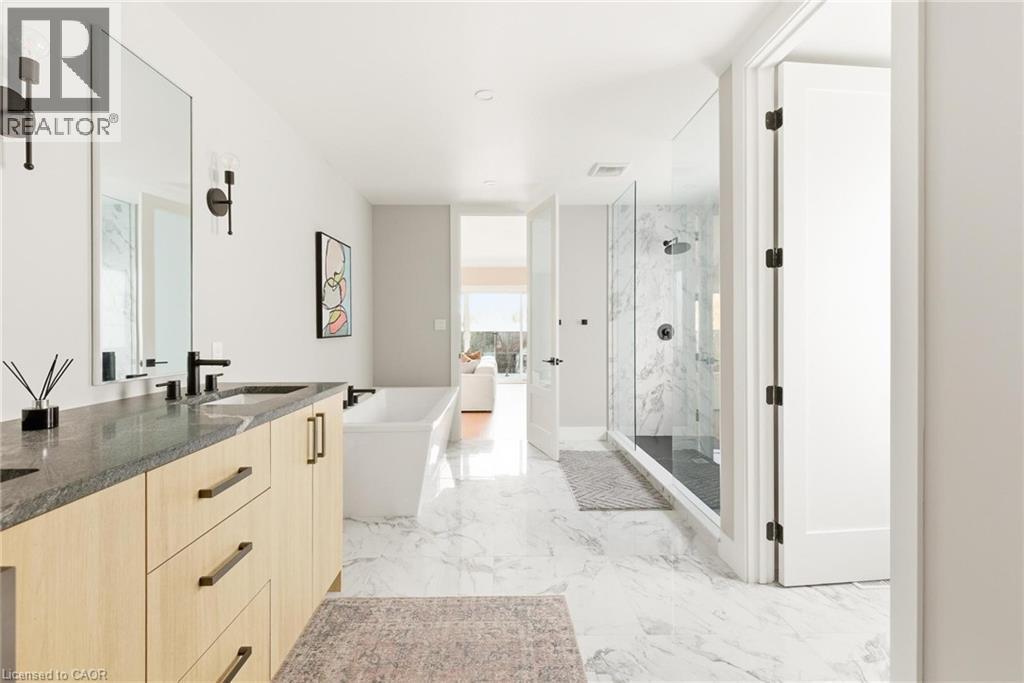 95 William Street W, Waterloo, ON - Indoor Photo Showing Bathroom