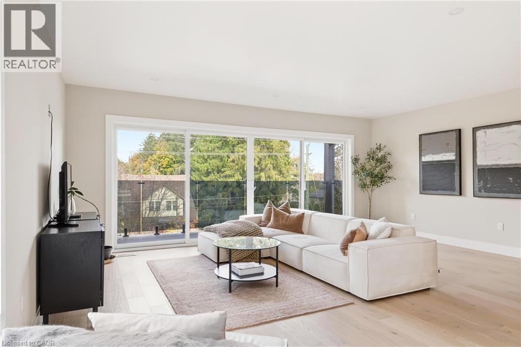 95 William Street W, Waterloo, ON - Indoor Photo Showing Living Room