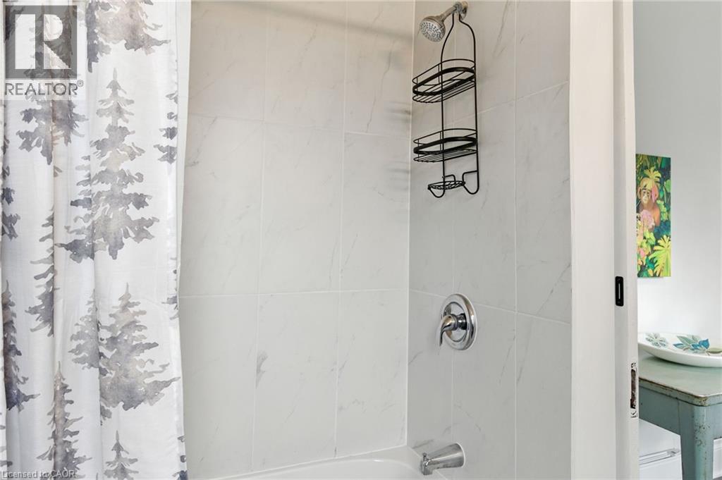 12 Francis Street, Hamilton, ON - Indoor Photo Showing Bathroom