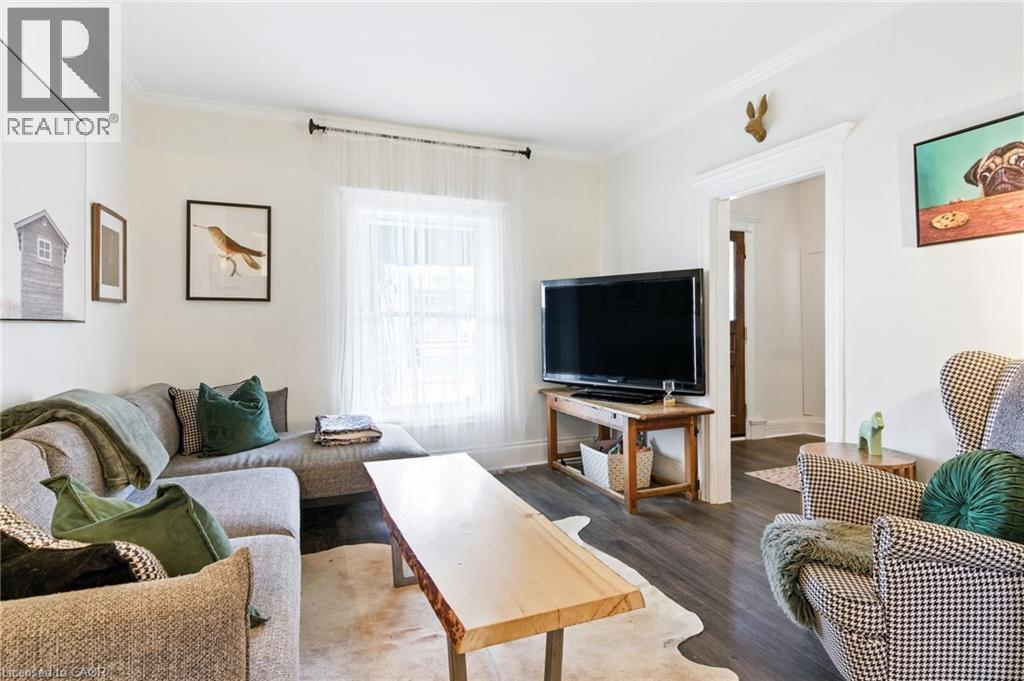 12 Francis Street, Hamilton, ON - Indoor Photo Showing Living Room