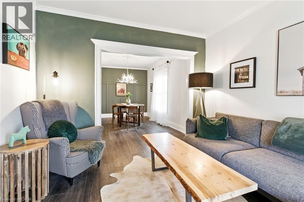 12 Francis Street, Hamilton, ON - Indoor Photo Showing Living Room