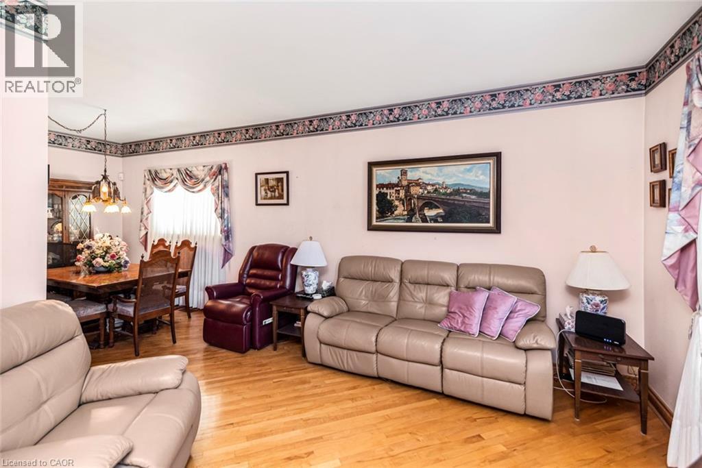 538 Hughson Street N, Hamilton, ON - Indoor Photo Showing Living Room