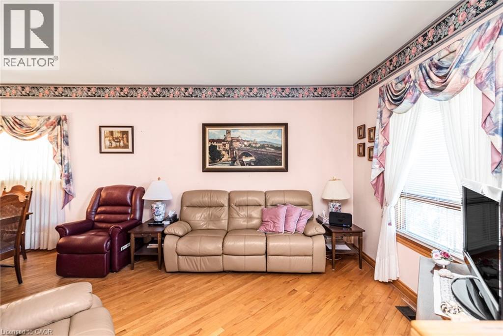 538 Hughson Street N, Hamilton, ON - Indoor Photo Showing Living Room