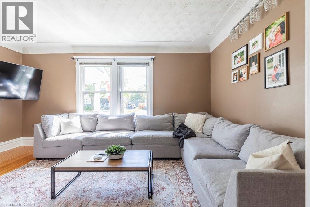 65 Banff Street, Caledonia, ON - Indoor Photo Showing Living Room