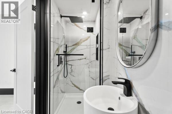 105 Rothsay Avenue, Hamilton, ON - Indoor Photo Showing Bathroom