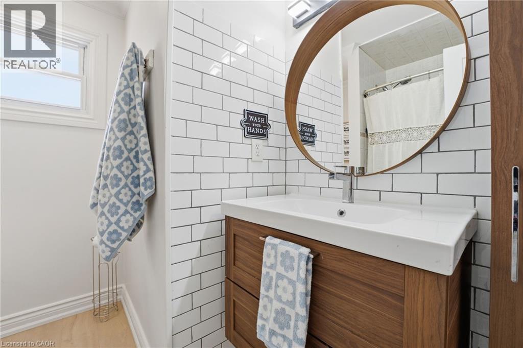 104 Cindy Avenue, Cambridge, ON - Indoor Photo Showing Bathroom