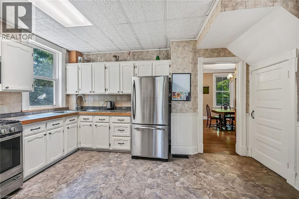 94 Sutherland Street W, Caledonia, ON - Indoor Photo Showing Kitchen With Stainless Steel Kitchen