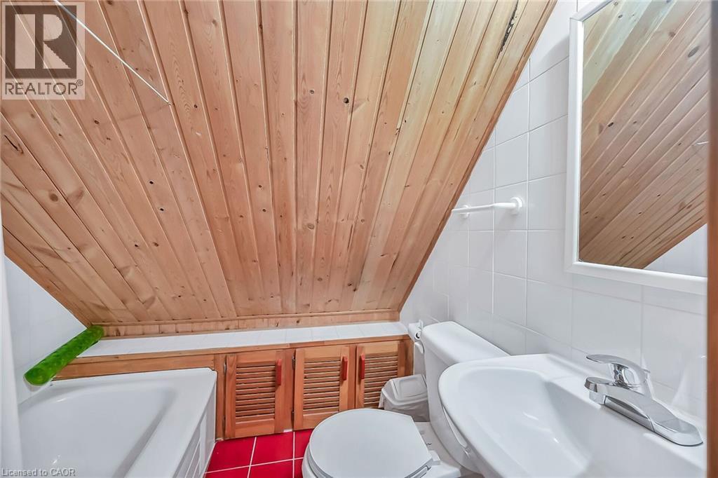 94 Sutherland Street W, Caledonia, ON - Indoor Photo Showing Bathroom