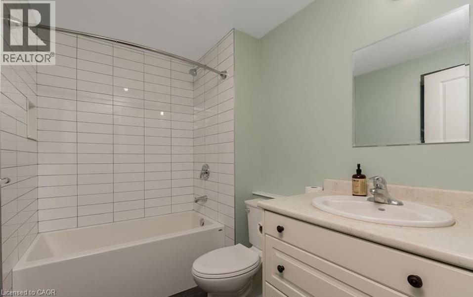 14 Young Street W, Waterloo, ON - Indoor Photo Showing Bathroom