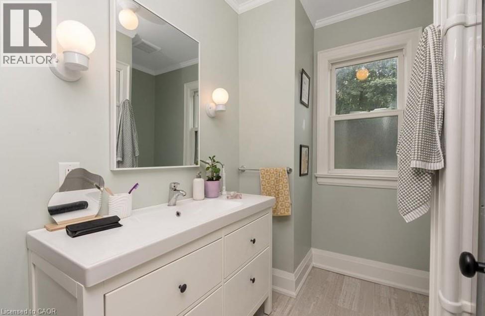 14 Young Street W, Waterloo, ON - Indoor Photo Showing Bathroom
