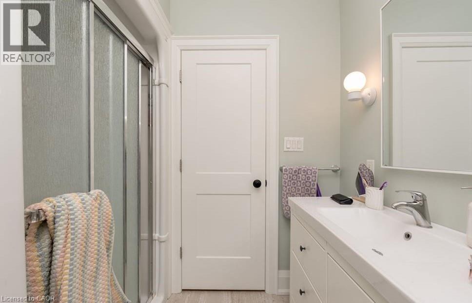 14 Young Street W, Waterloo, ON - Indoor Photo Showing Bathroom