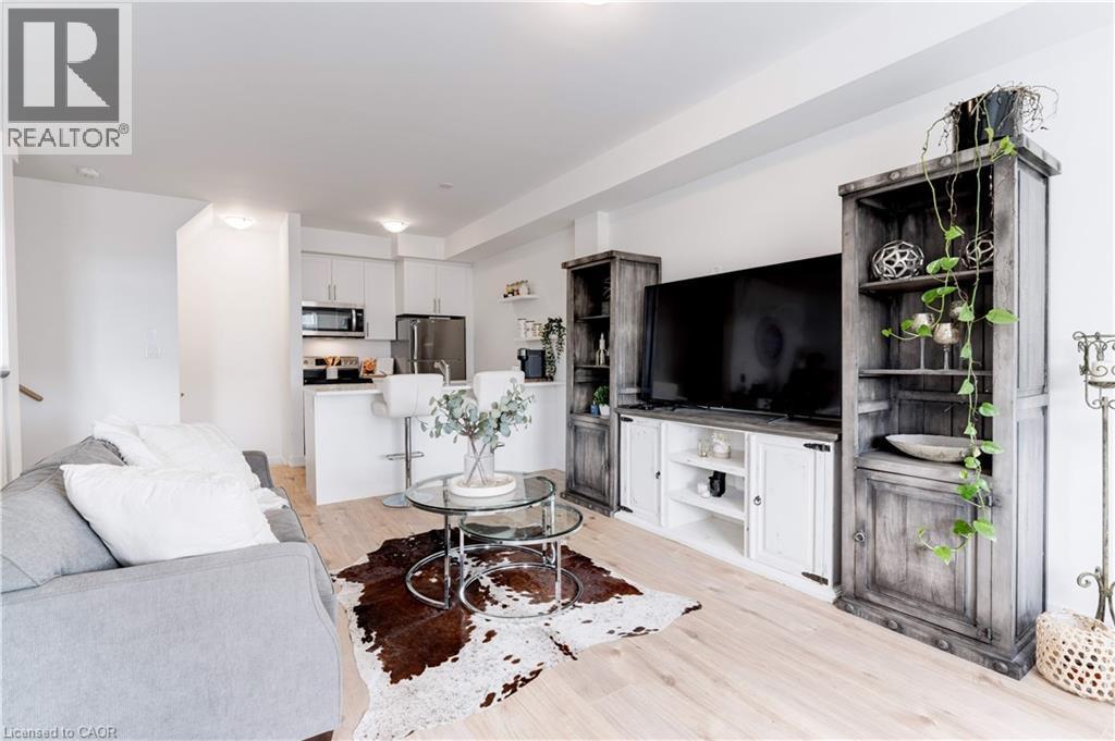 590 North Service Road Unit# 46, Hamilton, ON - Indoor Photo Showing Living Room