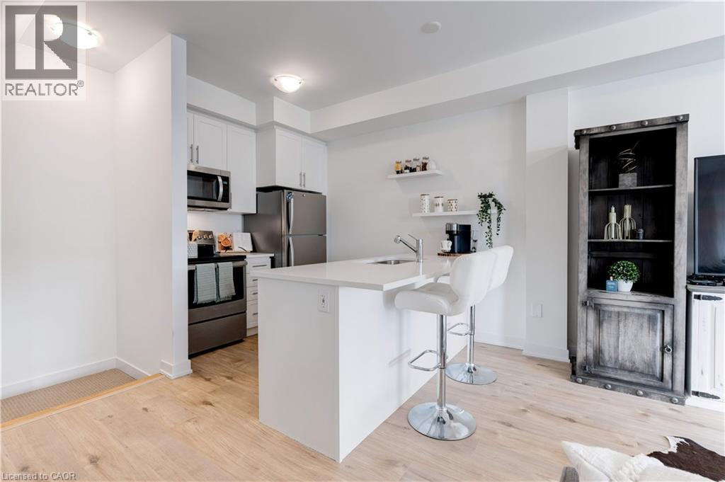 590 North Service Road Unit# 46, Hamilton, ON - Indoor Photo Showing Kitchen