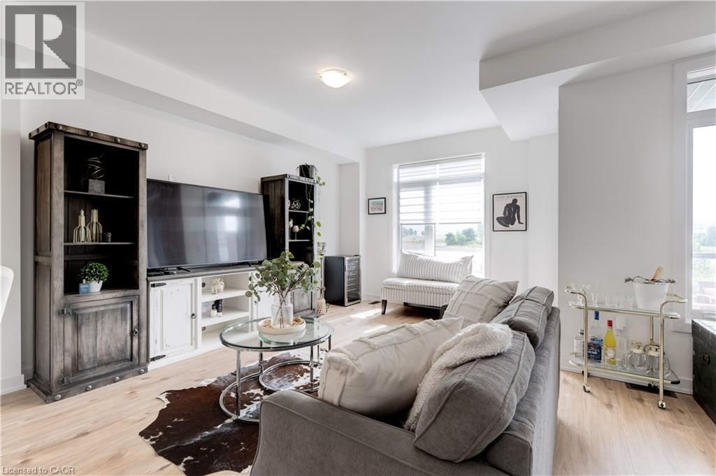 590 North Service Road Unit# 46, Hamilton, ON - Indoor Photo Showing Living Room