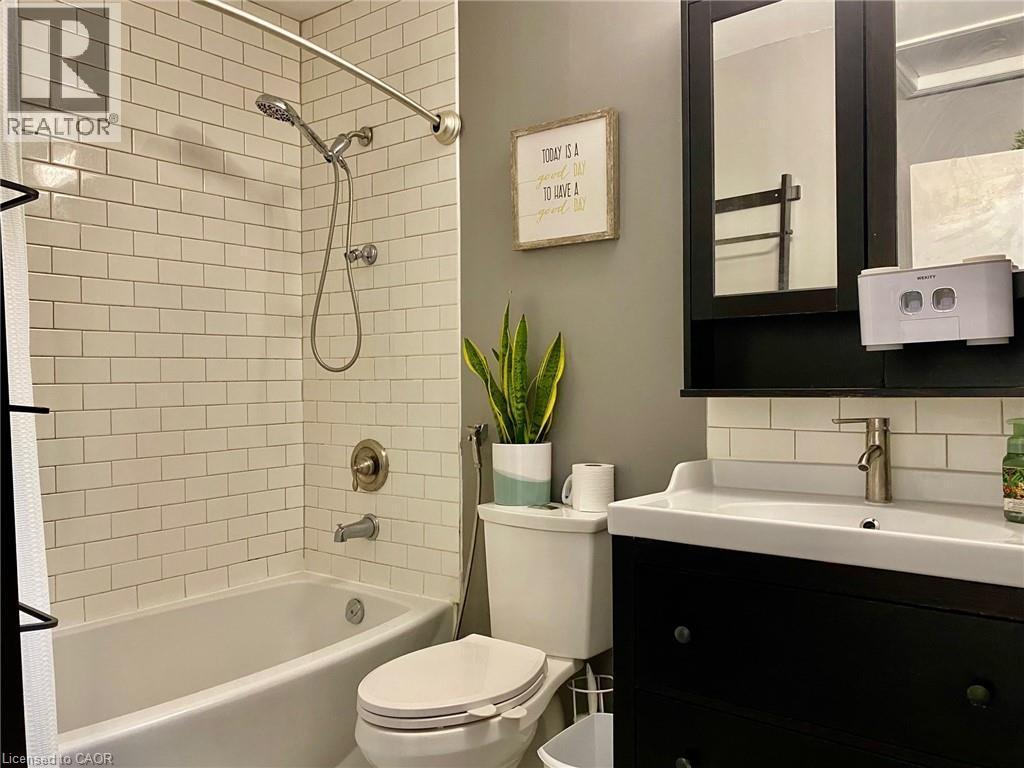 6 Adler Avenue, Hamilton, ON - Indoor Photo Showing Bathroom