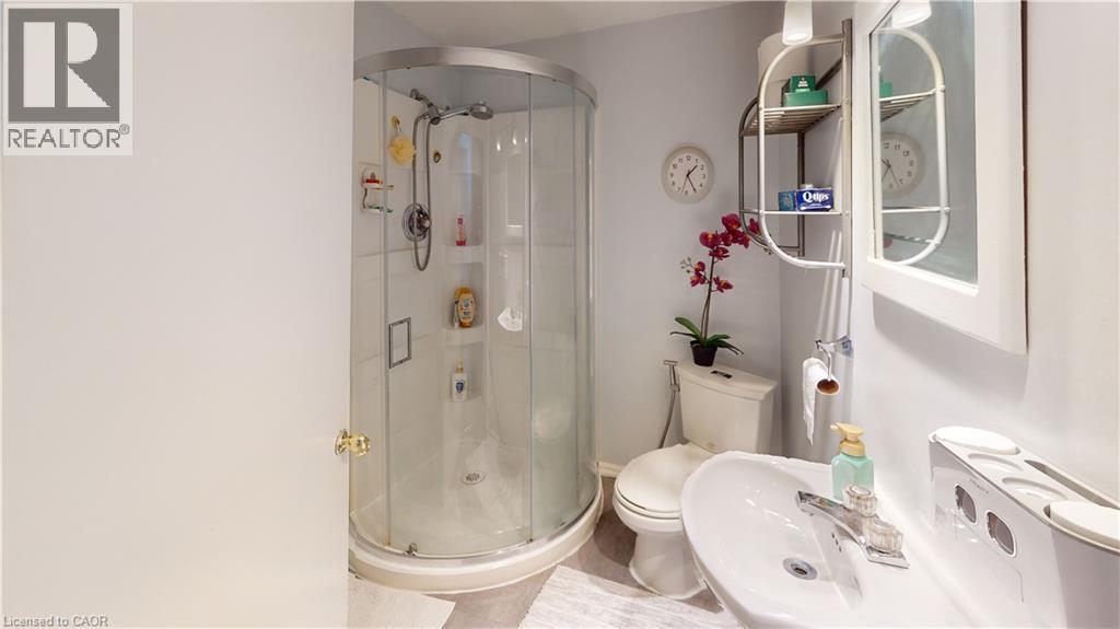 6 Adler Avenue, Hamilton, ON - Indoor Photo Showing Bathroom