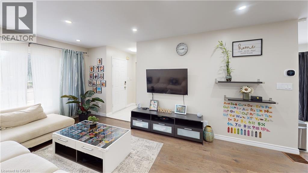 6 Adler Avenue, Hamilton, ON - Indoor Photo Showing Living Room