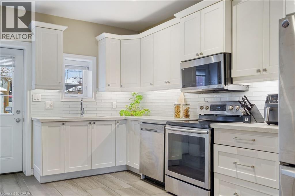 232 Wellington Street N, Hamilton, ON - Indoor Photo Showing Kitchen