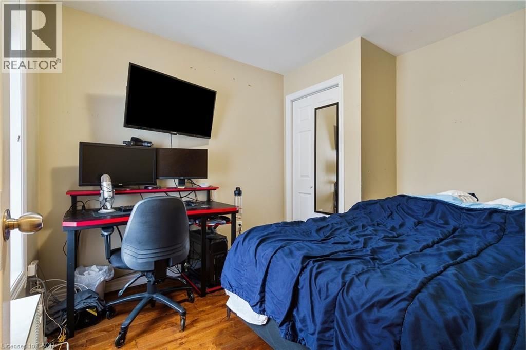 232 Wellington Street N, Hamilton, ON - Indoor Photo Showing Bedroom