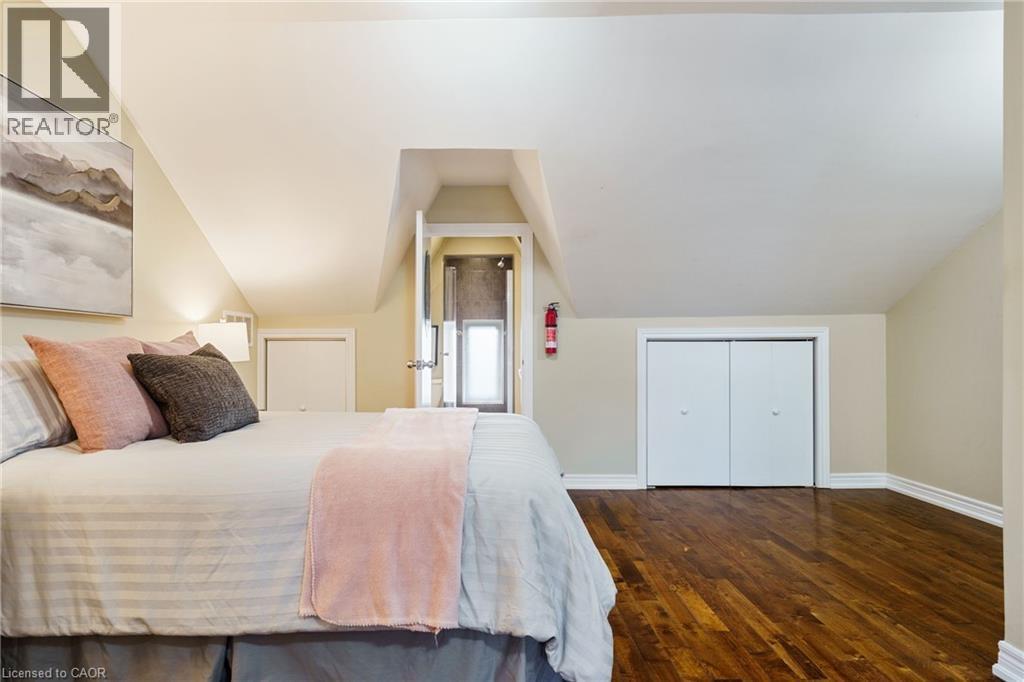 232 Wellington Street N, Hamilton, ON - Indoor Photo Showing Bedroom