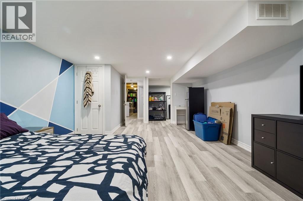 232 Wellington Street N, Hamilton, ON - Indoor Photo Showing Bedroom