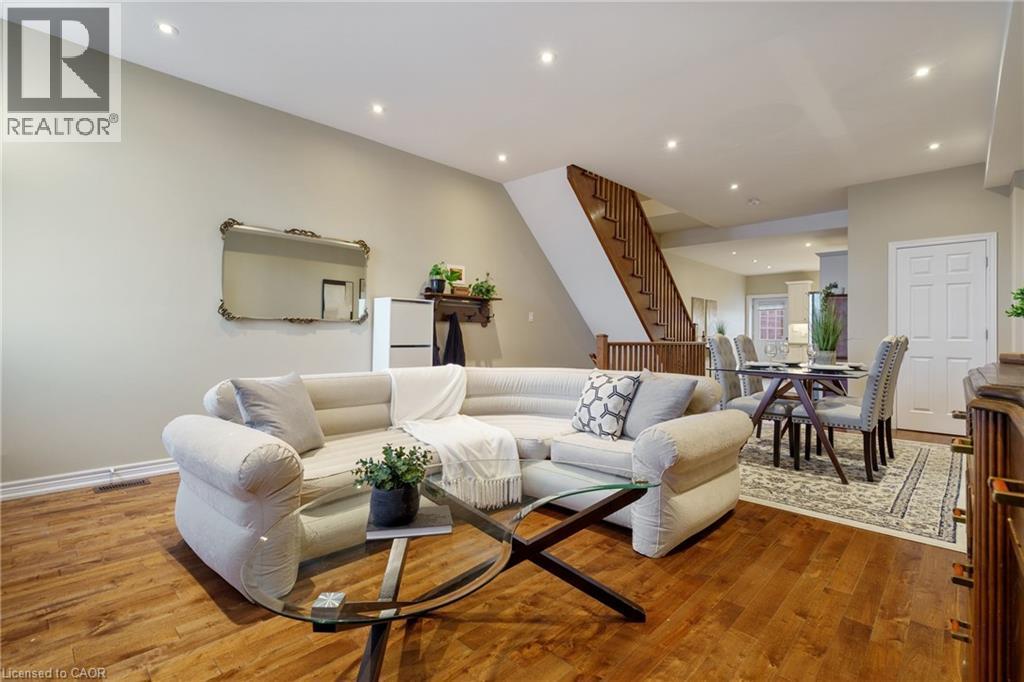 232 Wellington Street N, Hamilton, ON - Indoor Photo Showing Living Room