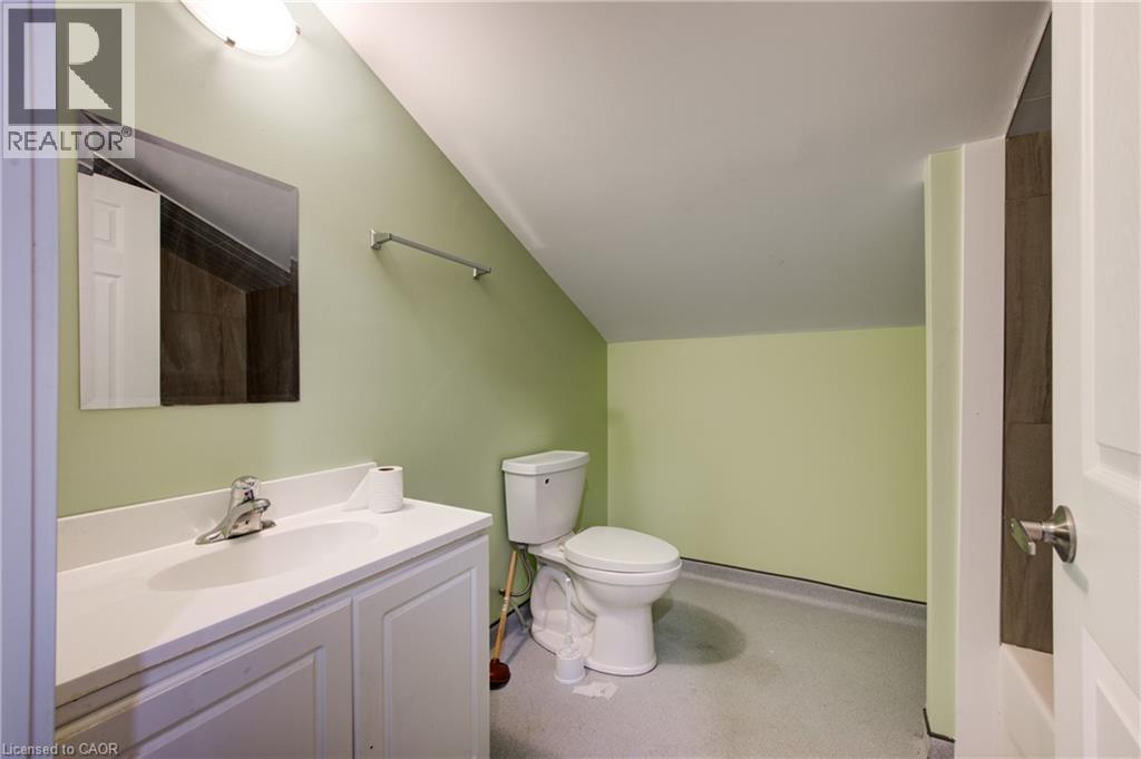 5 Front Street, London, ON - Indoor Photo Showing Bathroom