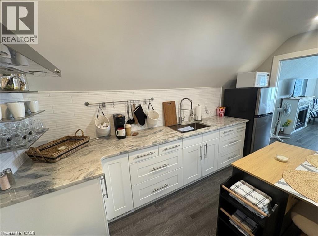 691 Wilson Street, Hamilton, ON - Indoor Photo Showing Kitchen