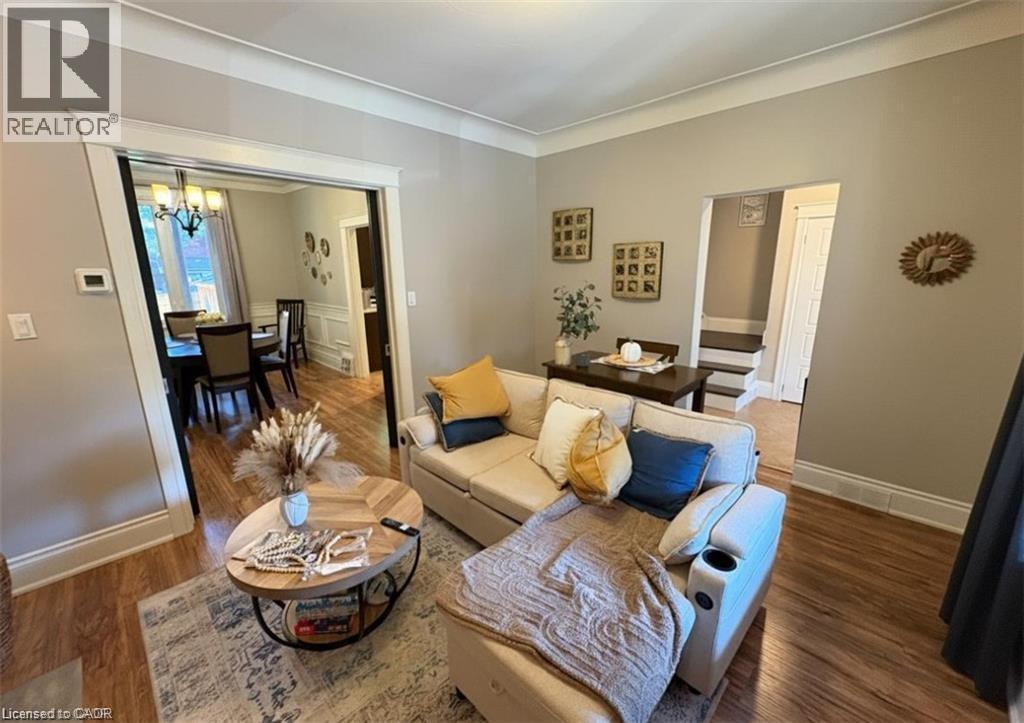 691 Wilson Street, Hamilton, ON - Indoor Photo Showing Living Room