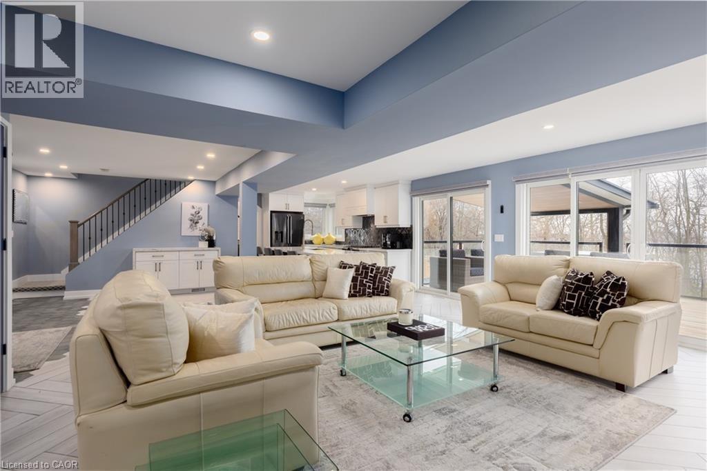 676 Bayshore Boulevard, Burlington, ON - Indoor Photo Showing Living Room