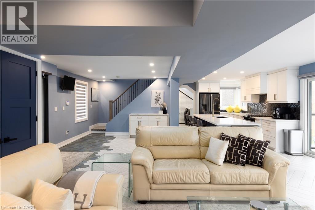 676 Bayshore Boulevard, Burlington, ON - Indoor Photo Showing Living Room