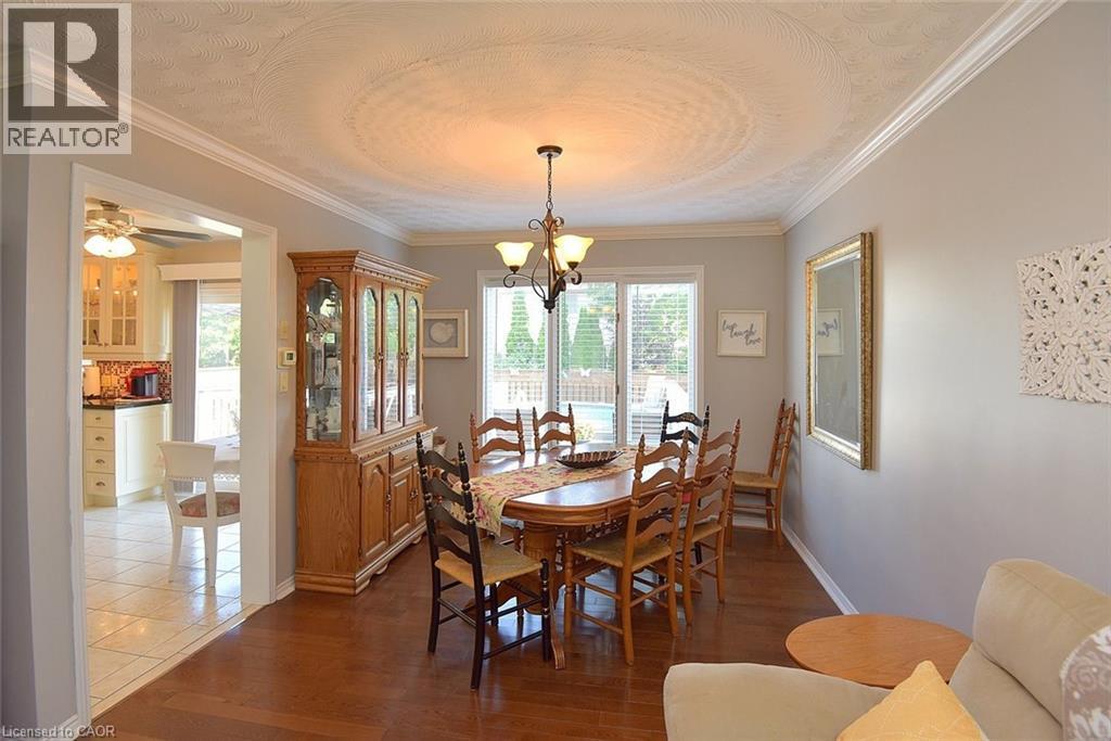 11 Jacqueline Boulevard, Hamilton, ON - Indoor Photo Showing Dining Room