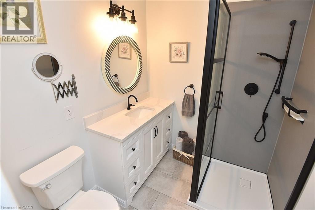 11 Jacqueline Boulevard, Hamilton, ON - Indoor Photo Showing Bathroom