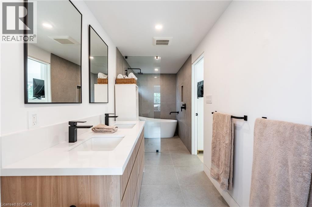 5135 Mulberry Drive, Burlington, ON - Indoor Photo Showing Bathroom