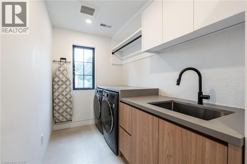 5135 Mulberry Drive, Burlington, ON - Indoor Photo Showing Laundry Room