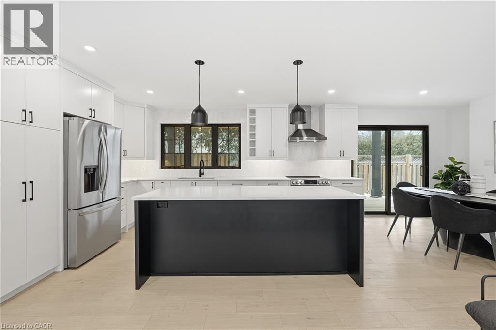 5135 Mulberry Drive, Burlington, ON - Indoor Photo Showing Kitchen With Upgraded Kitchen